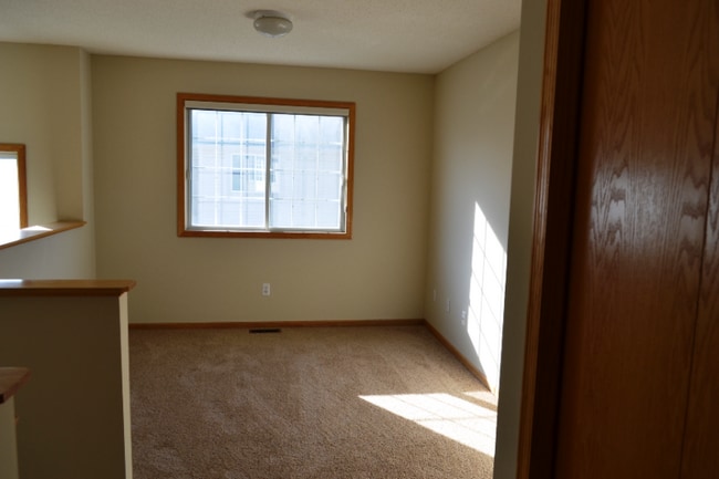 Building Photo - 1033 Lovell Ave W