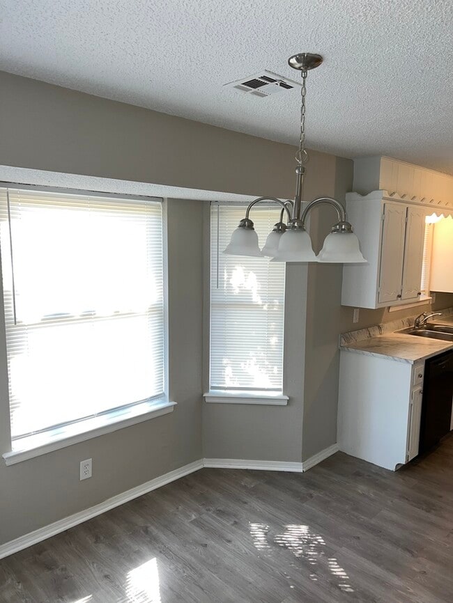 Building Photo - 656 S Maywood Dr