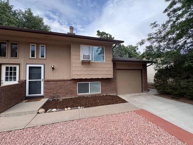 Foto del edificio - Updated **2 Bedroom | 1.5 Bath | 1-Car Garage Townhome**