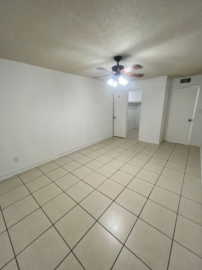 Foto del edificio - Nice 1/1 apartment  - move in now no rent till January