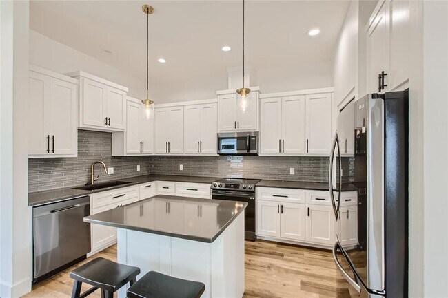 Foto del edificio - 642 Cypress Ln