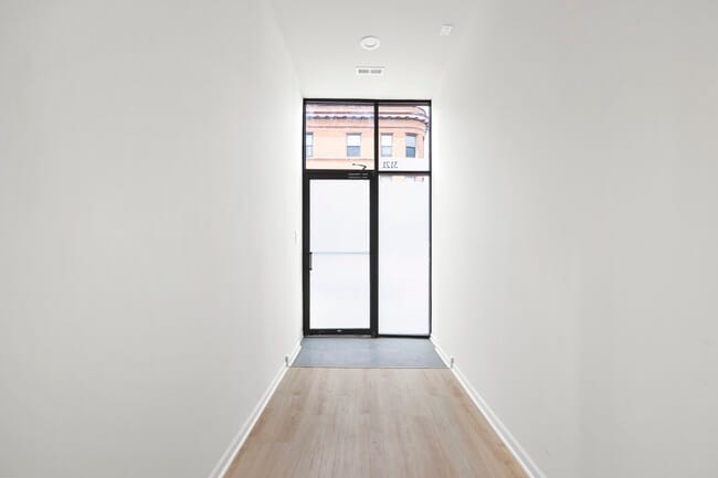 Entry - 3121 N California Ave