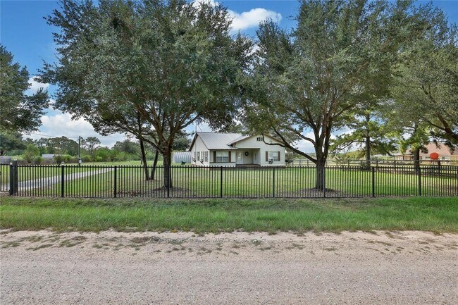 Building Photo - 35839 Skyview Rd