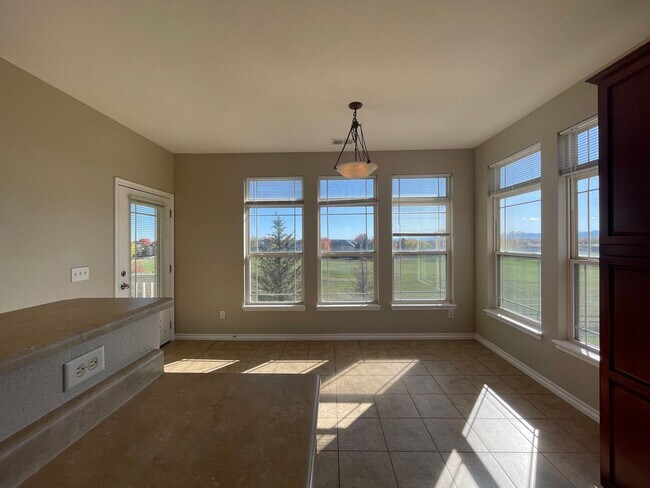 Foto del edificio - Two Bedroom Condo Available Overlooking Br...