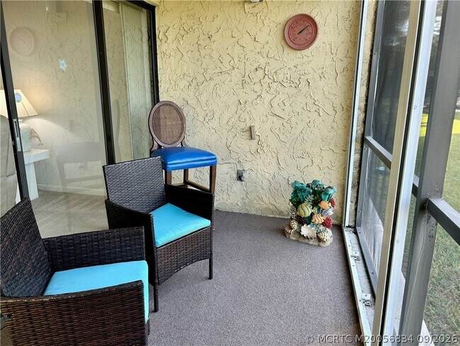Foto del edificio - 1950 SW Palm City Rd