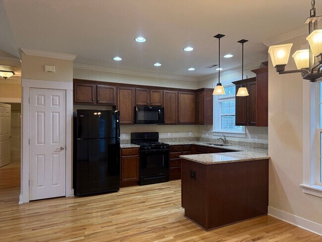 Foto del edificio - Townhouse walking distance to Black Mountain available now!