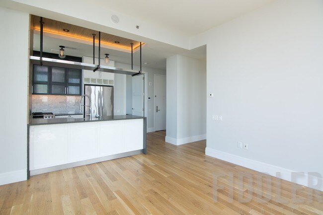 Building Photo - 44-41 Purves St