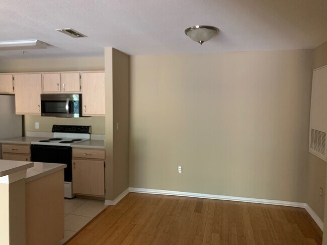 Building Photo - 5475 Vineland Rd