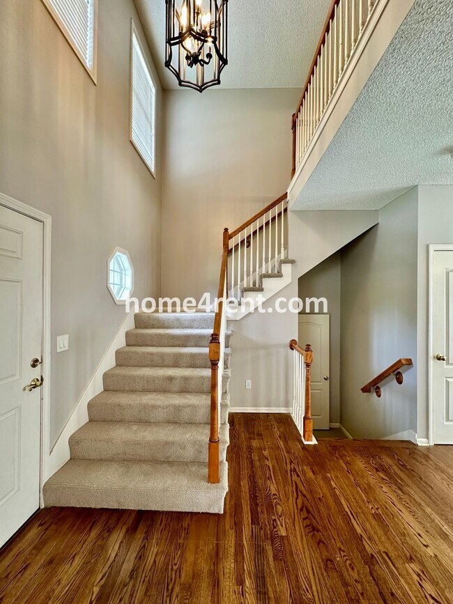 Foto del edificio - Beautiful Four-Bedroom Home with Three Car Garage, Wood Floors, Finished Basement and a Fenced Ya...