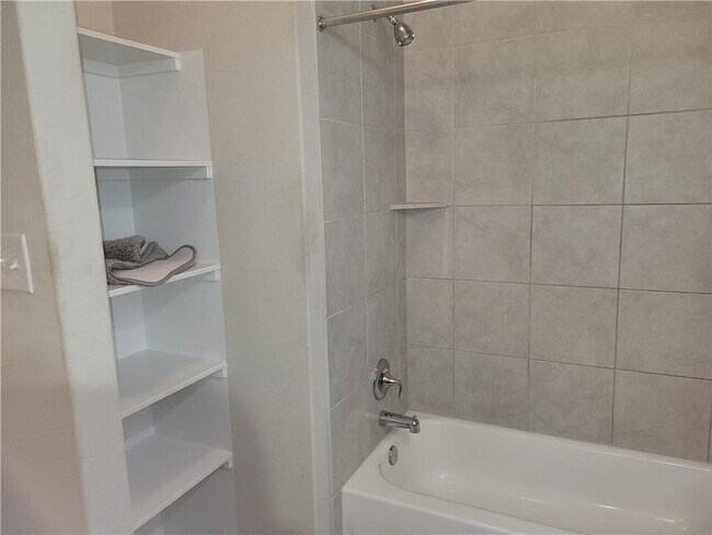 Foto del edificio - 5812 Ravenna Ln