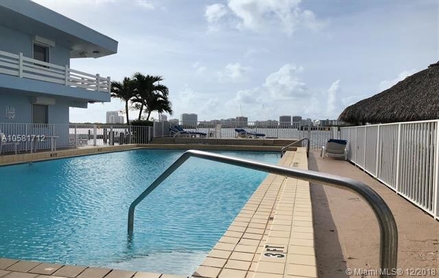 Foto del edificio - 2700 NE 135th St