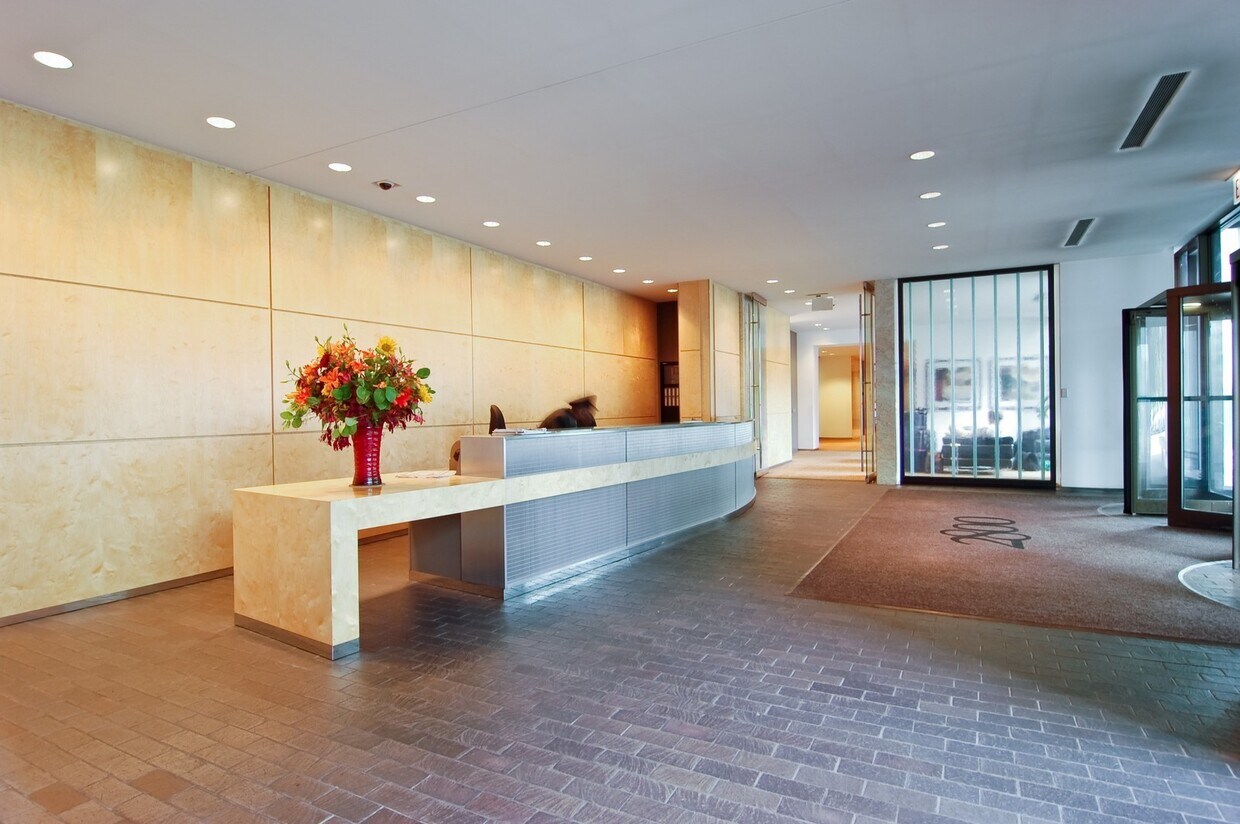 Foto principal - 2800 N Lake Shore Dr