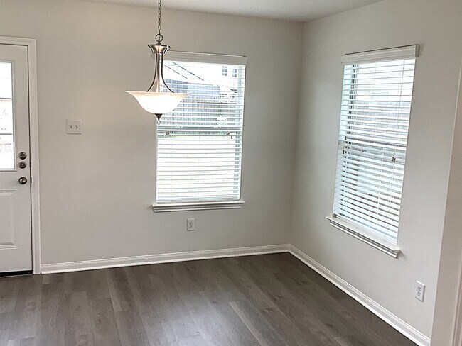 Foto del edificio - 910 Redcrest Springs Ct