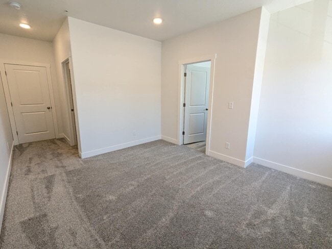 Building Photo - 1561 110