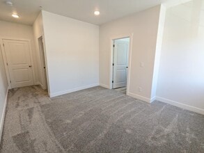 Building Photo - 1561 110