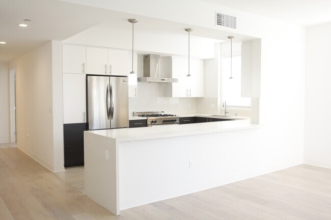Toma amplia - 11931 Goshen Ave "Le Robaire"