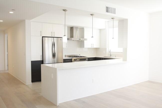Wide Shot - 11931 Goshen Ave "Le Robaire"