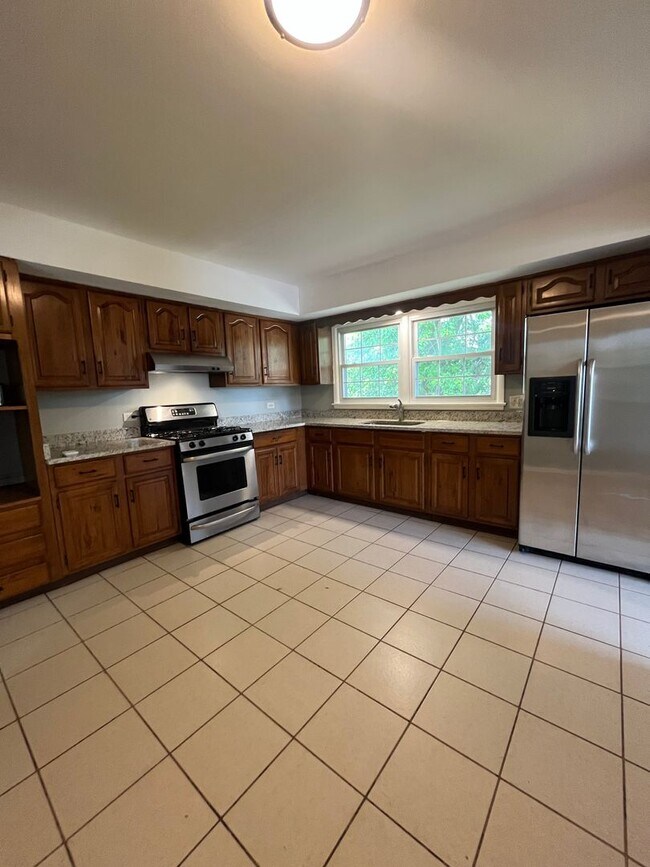 Foto del edificio - 4 Bedroom House Now Available in Tinley Pa...
