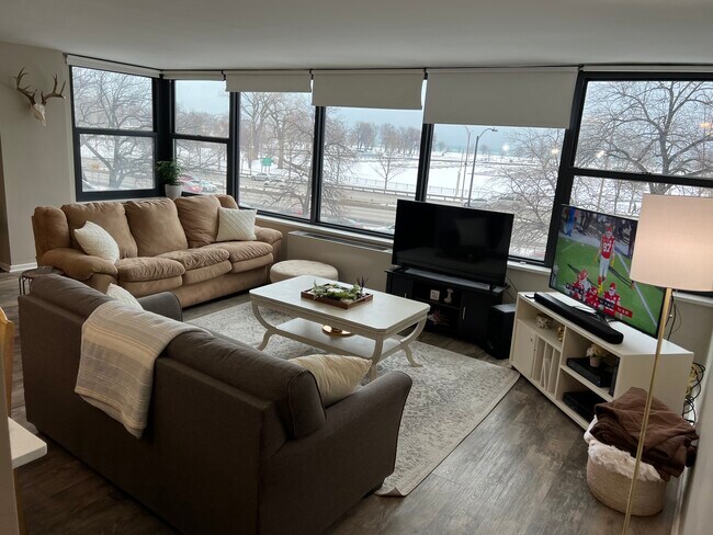 Foto del edificio - 3430 N Lake Shore Dr