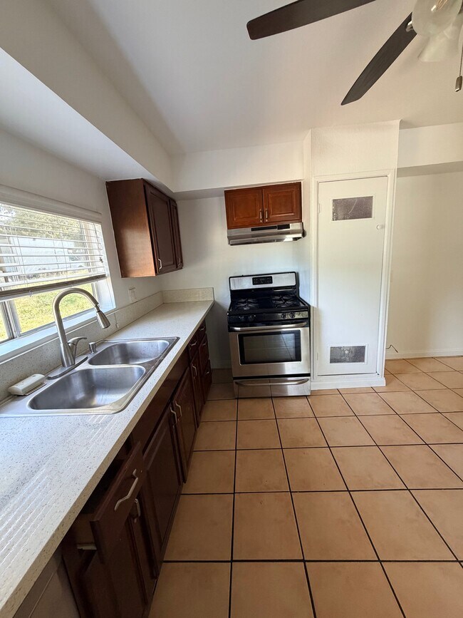 Foto del edificio - 869 Lincoln Ave