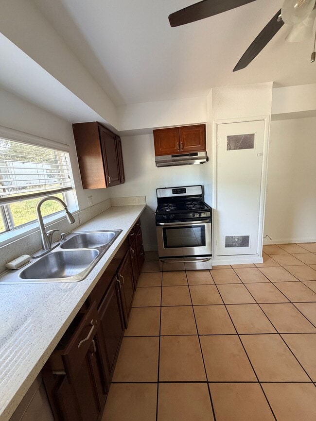 Building Photo - 869 Lincoln Ave