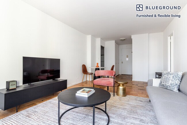 Foto del edificio - 330 E 46th St