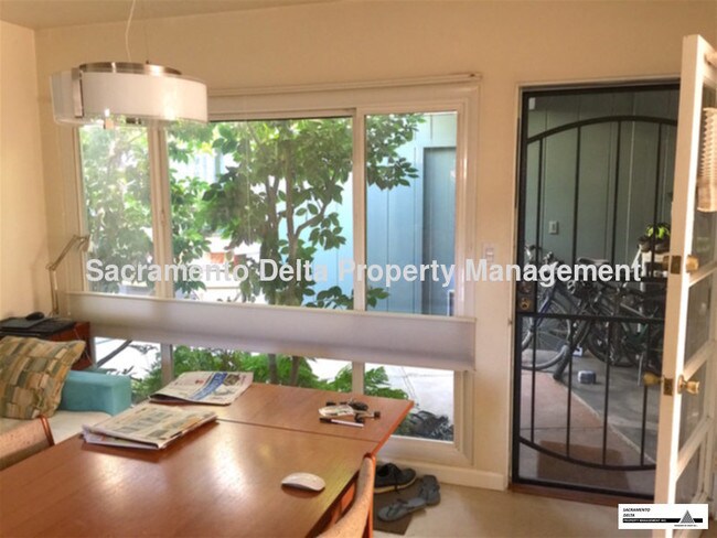 Building Photo - Beautiful South Land Park Home!