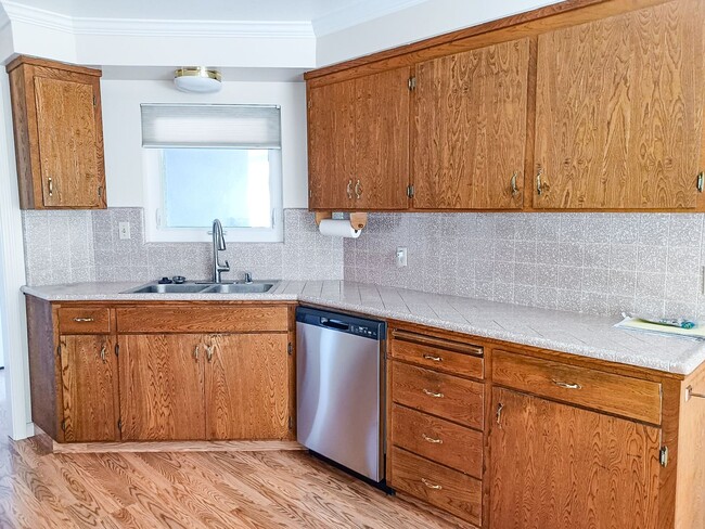 Building Photo - Adorable West Morgan Hill Family Home!