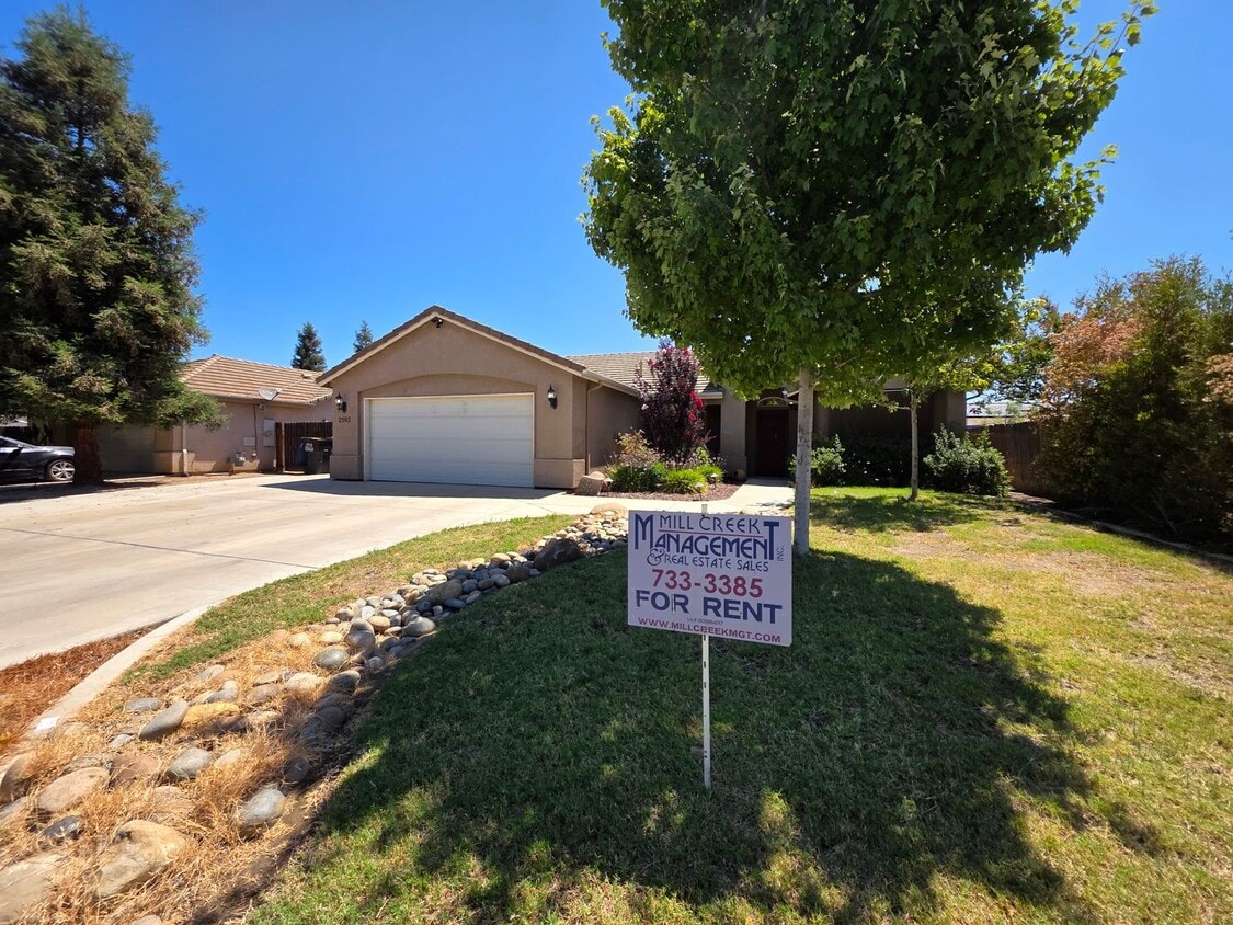 Primary Photo - 4 bedroom 2 bathroom in NW Visalia!