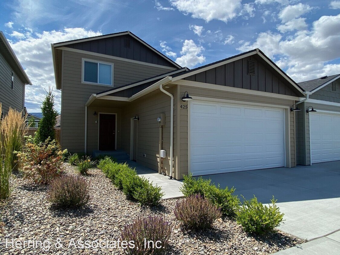 Primary Photo - 3 br, 2.5 bath House - 425 S Kansas Lp