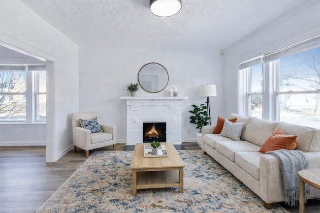 Building Photo - 3047 W Berteau Ave