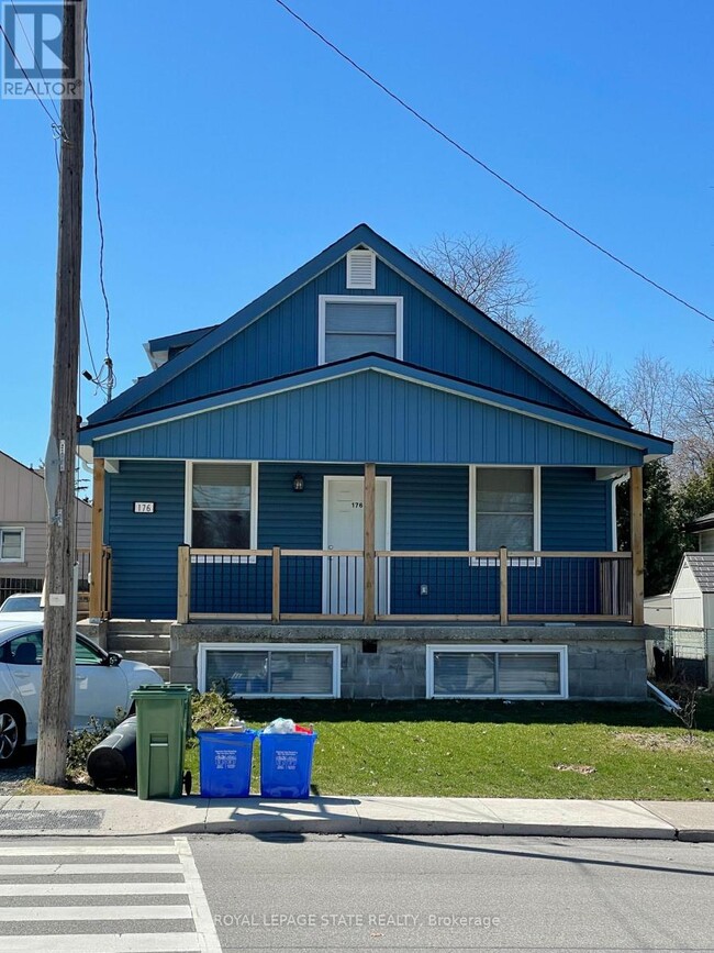 Building Photo - 176 Queensdale Ave E