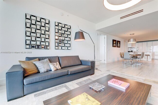 Foto del edificio - 10203 Collins Ave