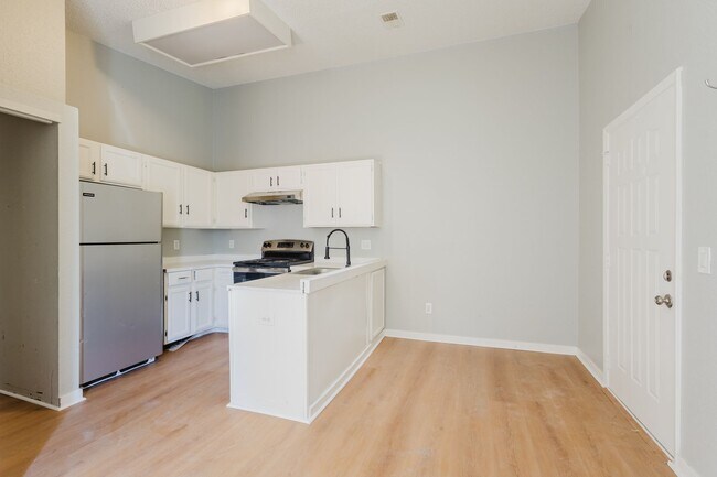 Building Photo - 932 S Dearborn Way