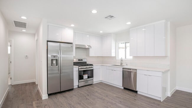 Building Photo - 10422 Woodley Ave