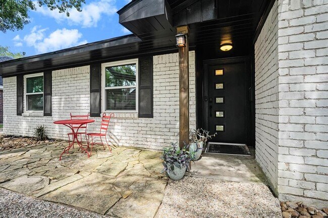 Building Photo - 1602 Loch Lake Dr