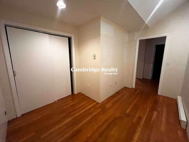 Building Photo - 458 Park Dr