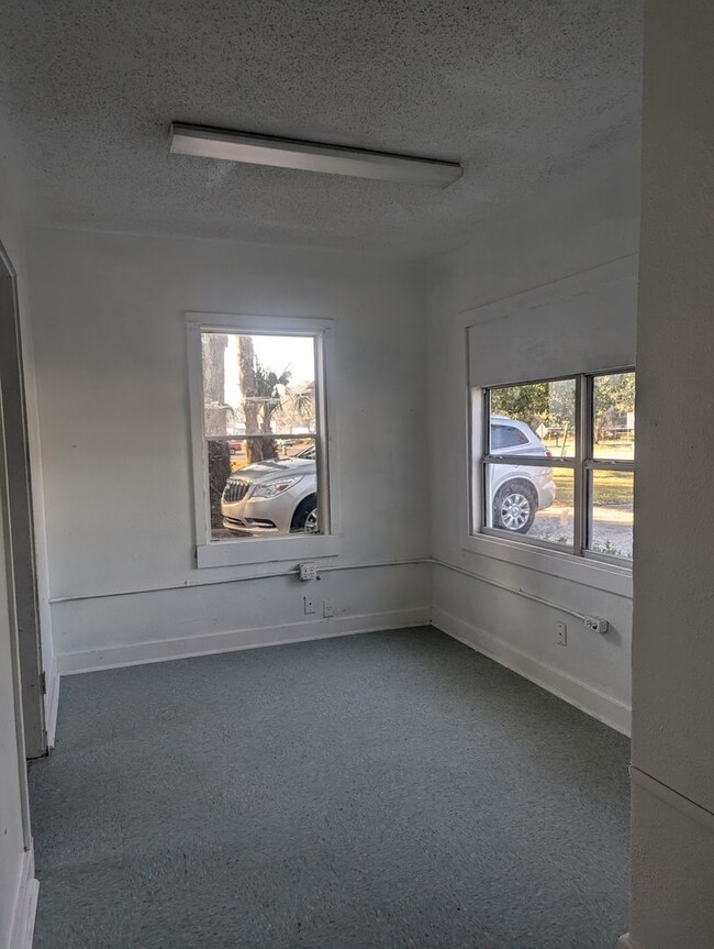 Building Photo - Nice 2 bedroom, 1 1/2 bath in convenient l...