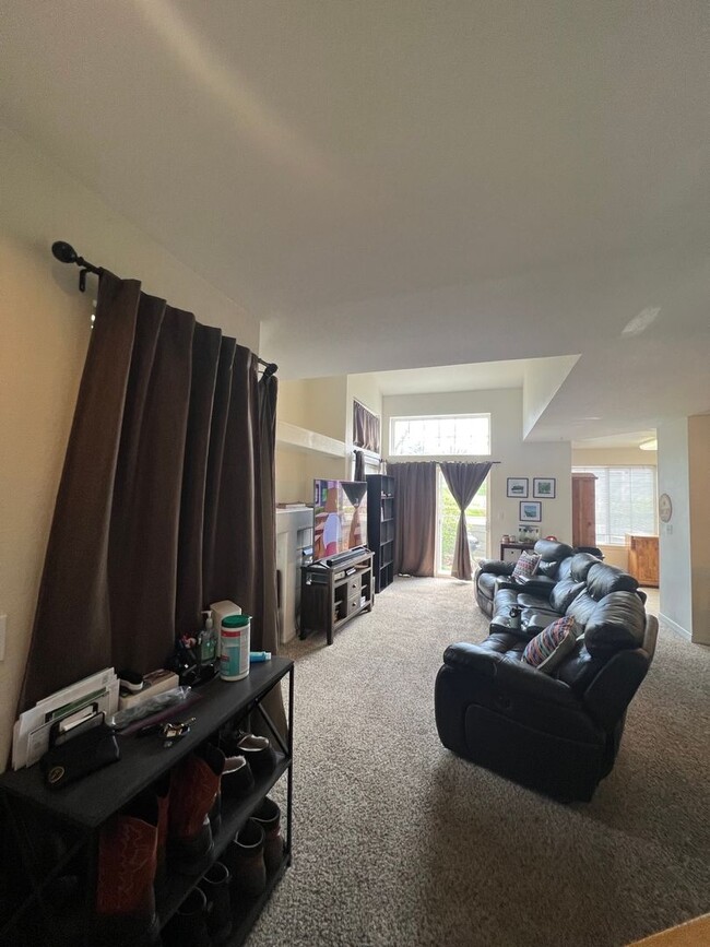 Building Photo - Beautiful 2Bd 1.5Bath Condo Close to Every...