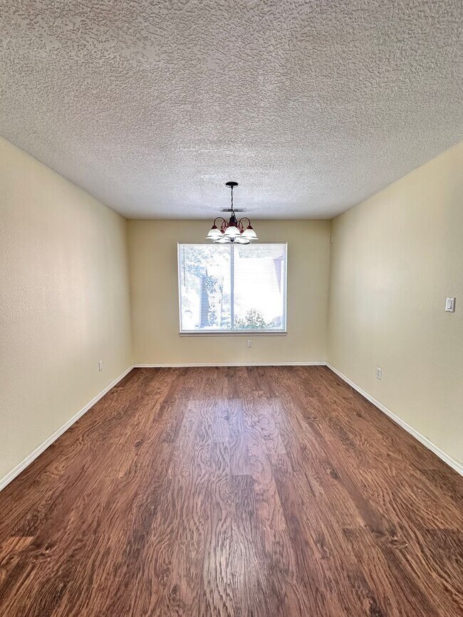 Building Photo - 4 Bedroom 2.5 Bathrooms 2 Car Garage