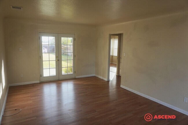 Foto del edificio - Charming 2 Bedroom Home In Oildale!