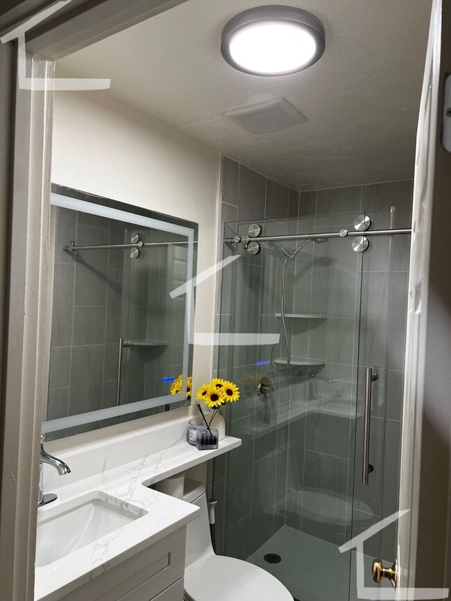 Building Photo - 3 Bed 1 Bath close to BU available Now