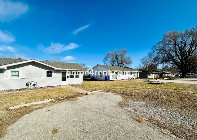 Building Photo - Two Bedroom Ranch Style Duplex Home in Grandview - Featuring Plenty of Natural Light, Fenced Yard...