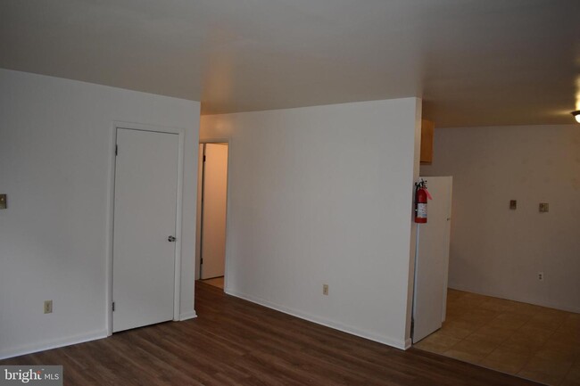 Building Photo - 227 S Antrim Way