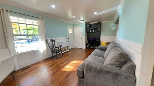 Foto del edificio - Lovely 3-Bedroom House with Shaded Yard