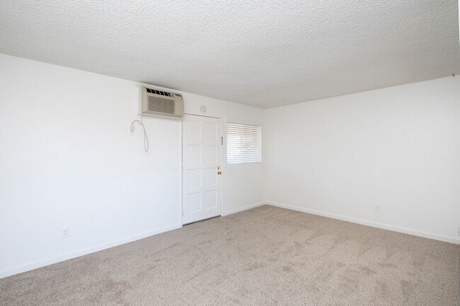 Building Photo - *2 WEEKS FREE!* Large 1BR with A/C in a Ga...