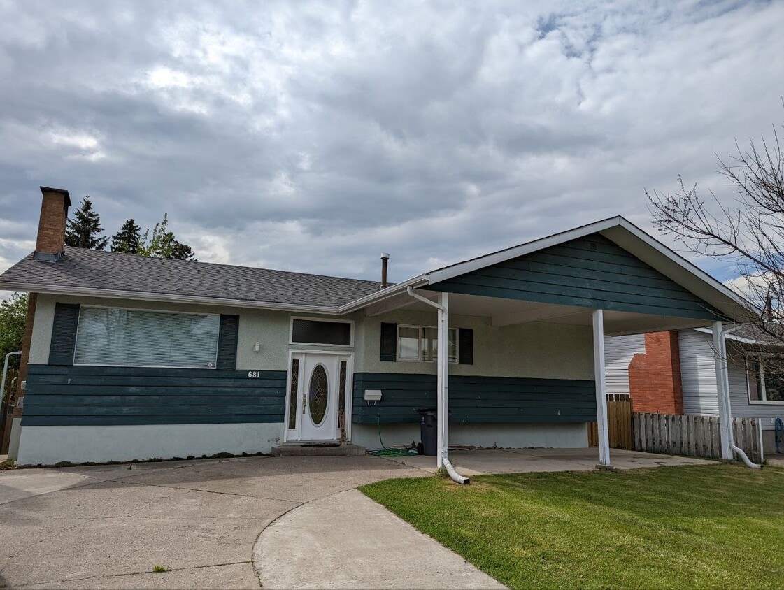 Primary Photo - 681-300-681 Vedder Crescent