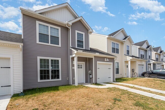 Foto del edificio - Introducing a charming 3-bedroom, 2.5-bath...