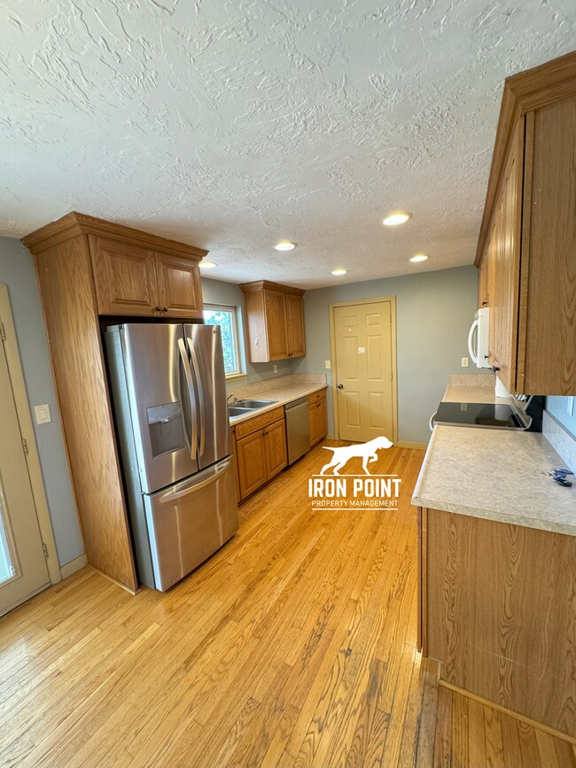 Building Photo - SW Boise home w/attached garage, large fen...