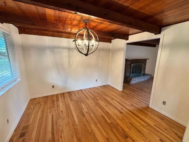 Building Photo - Gorgeous 5-Bed, 2-Bath Two Story Home in T...